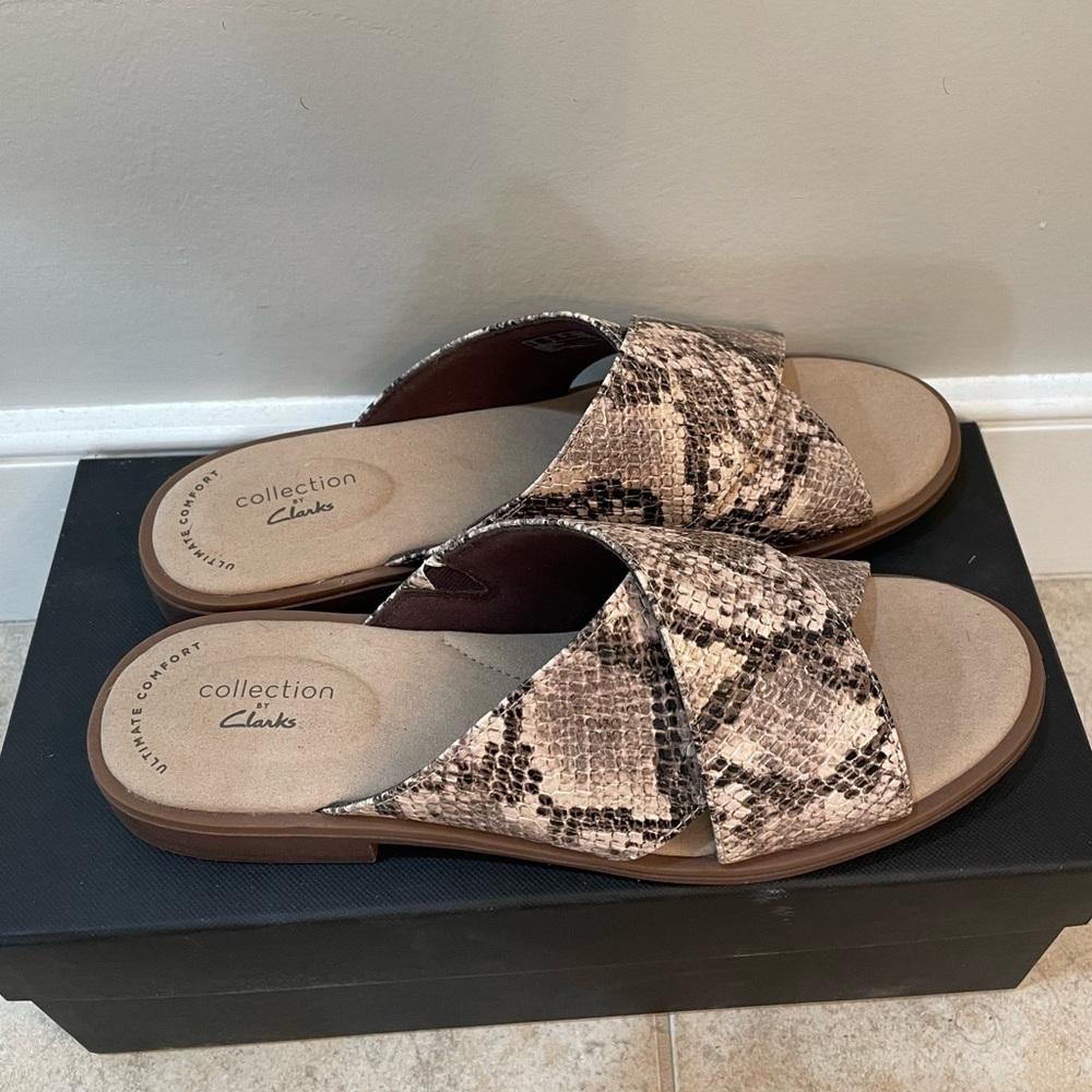 ❤️Clarks Slip-ons Neutral shade - Picture 3 of 5
